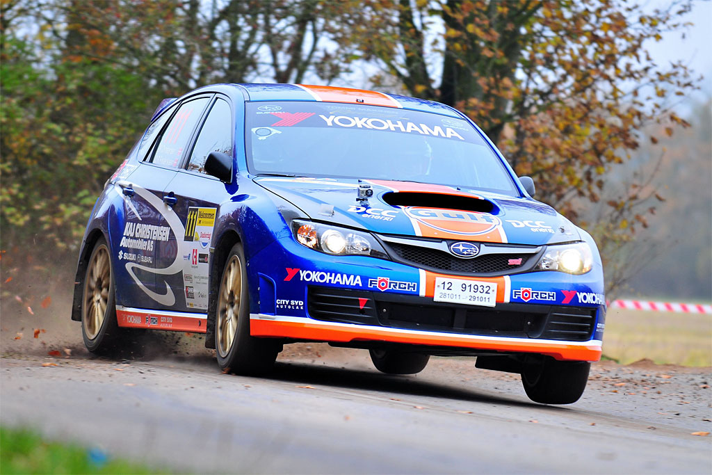 Altid lige på den yderste grænse: Max Christensen og Ole Frederiksen på to hjul gennem et sving i deres Subaru Impreza
(Foto: Michael Eisenberg)